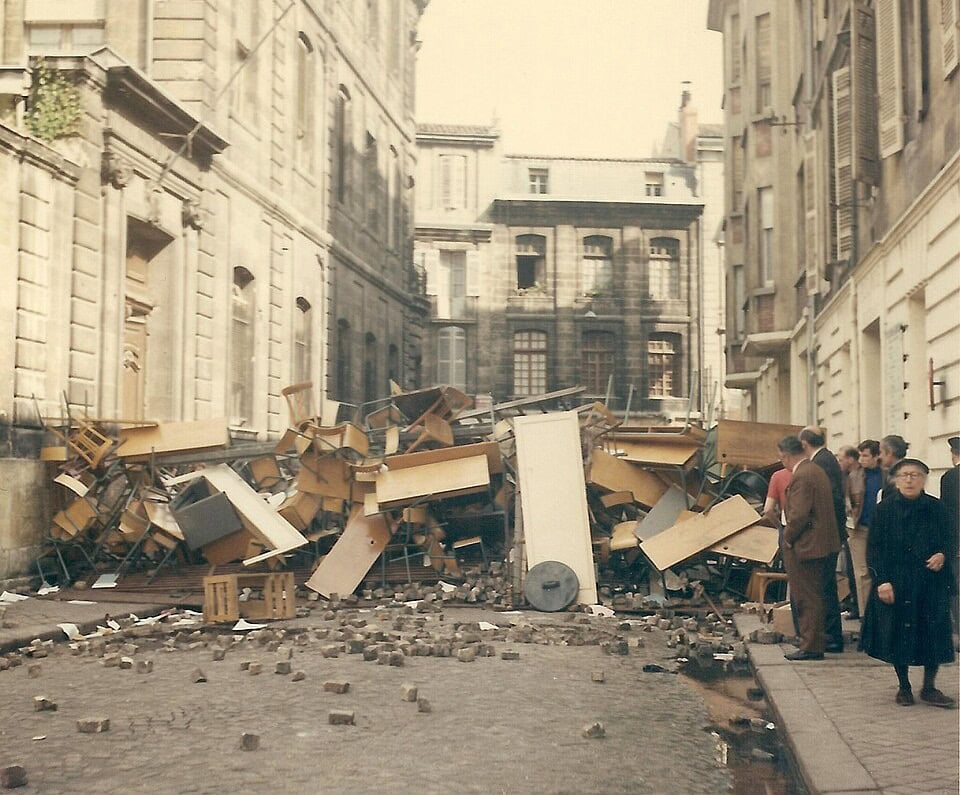 Demonstranten werpen een barricade op in Bordeaux, 1968.