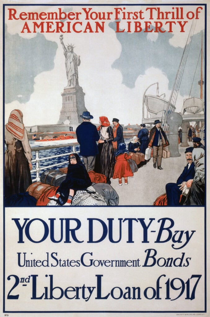Een poster roept Amerikanen in 1917 op staatsobligaties te kopen om de kosten van de oorlog in Europa te dekken. Immigranten worden met een afbeelding van het Vrijheidsbeeld herinnerd aan hun ontvangst in Amerika.