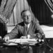 Franklin D Roosevelt tijdens een van zijn fireside chats