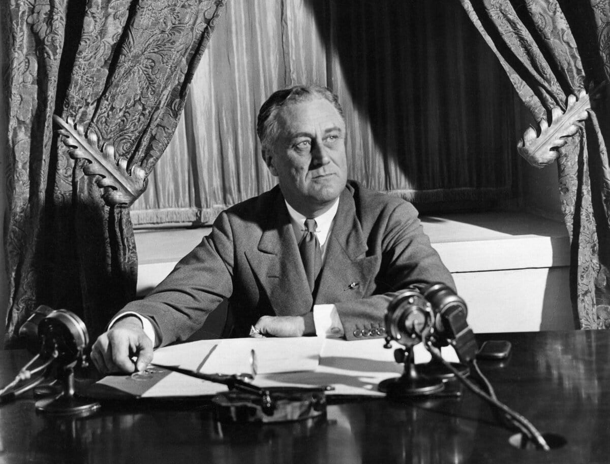 Franklin D Roosevelt tijdens een van zijn fireside chats