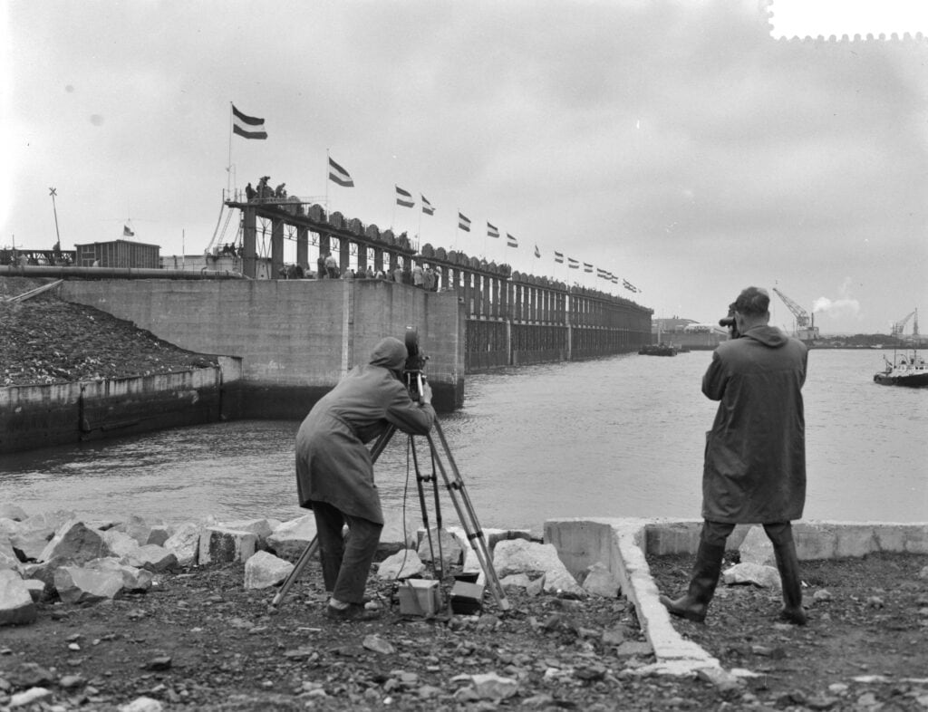 Feestelijke sluiting van de Veerse Gatdam tussen Noord-Beveland en Walcheren, 27 april 1961.