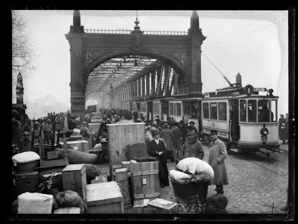 Franse krijgsgevangenen, na de wapenstilstand op weg terug naar huis, passeren de Rijnbrug bij Straatsburg, 27 november 1918.