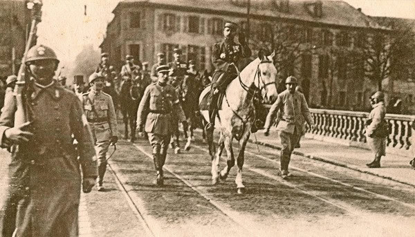 Generaal Henri Gouraud arriveert in Straatsburg, 22 november 1918.