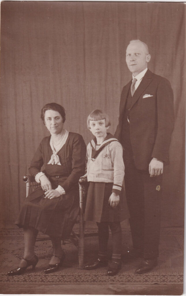 Helga Velden met haar ouders in 1933.