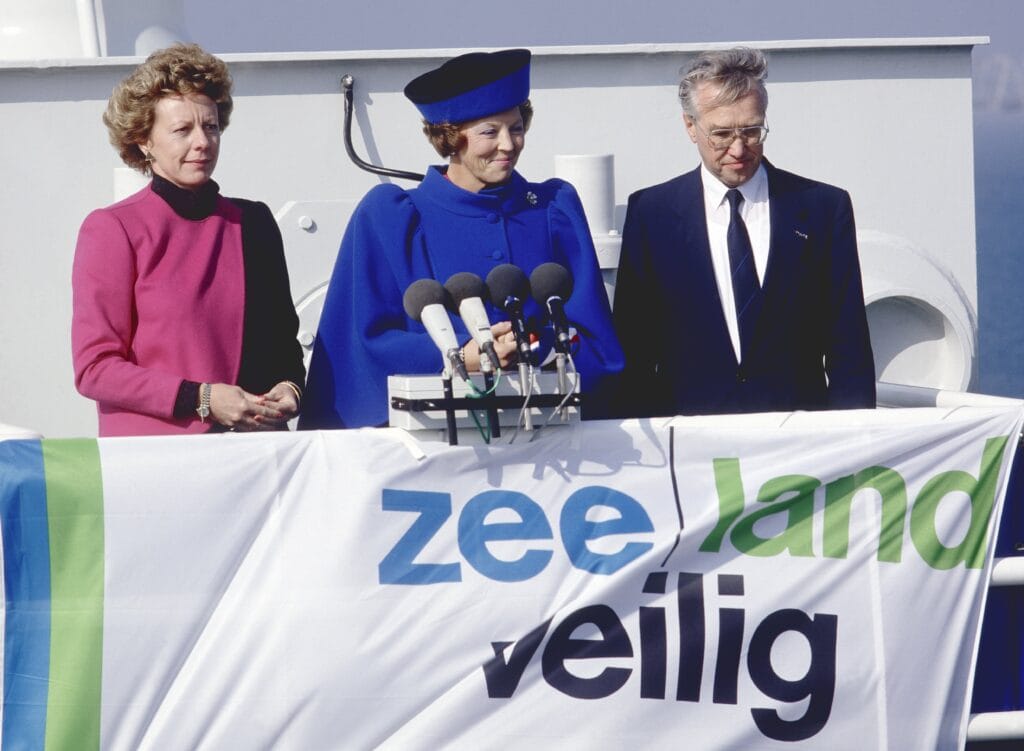 Koningin Beatrix opent de Oosterscheldedam, 4 oktober 1986.