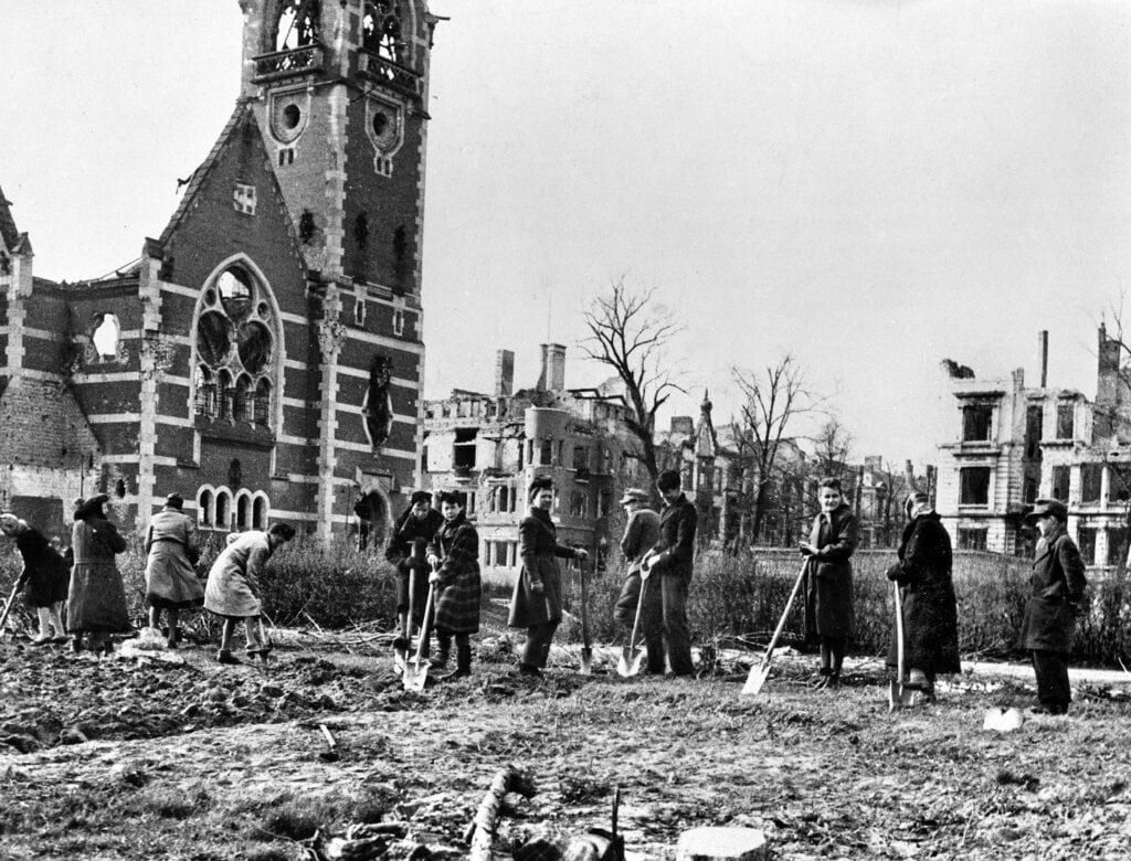 Mensen verbouwen aardappels in Tiergarten, Berlijn, 1945-1946.