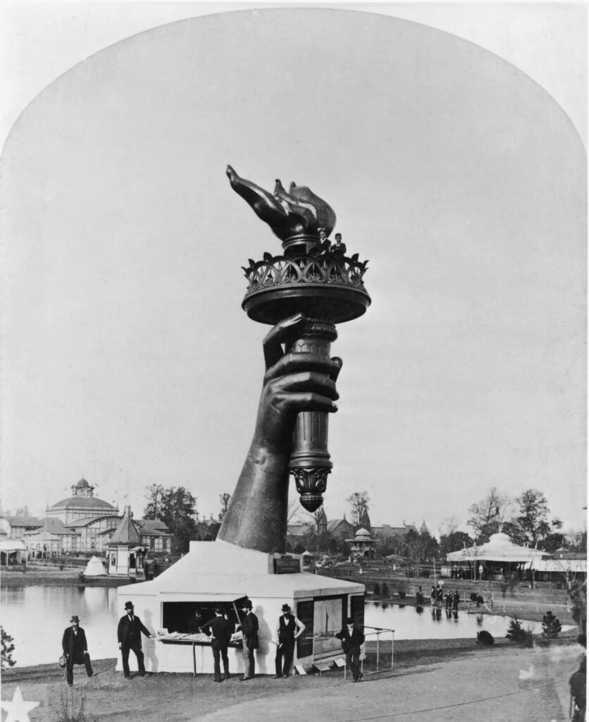 Voordat het beeld helemaal af is, worden onderdelen al getoond op de wereldtentoonstelling in Philadelphia in 1876.