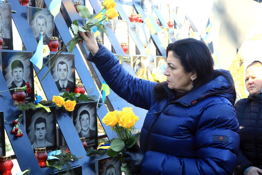 Parlementslid Ivanna Klympush-Tsintsadze legt bloemen bij het monument voor de Hemelse Honderd. Kyiv, 20 februari 2026.