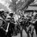 Politieagenten en demonstranten clashen in de straten van Parijs, 6 mei 1968.