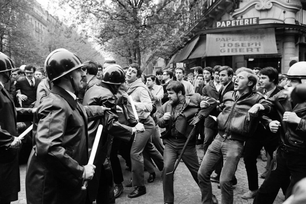 Politieagenten en demonstranten clashen in de straten van Parijs, 6 mei 1968.
