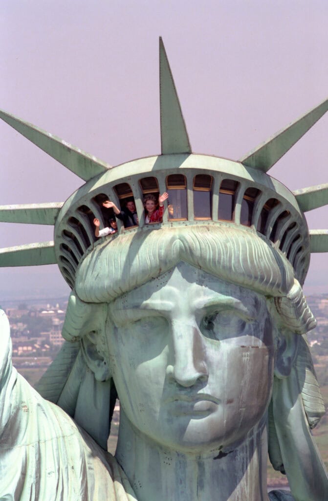 Presidentsvrouw Nancy Reagan zwaait vanuit het Vrijheidsbeeld, dat is gerenoveerd ter ere van het 200-jarige bestaan van de VS, 4 juli 1986.