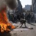 Demonstranten van Operation Dudula rellen bij een gebouw waar volgens hen illegale immigranten wonen. Johannesburg, 30 juni 2026.