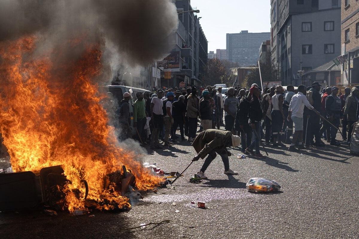 Demonstranten van Operation Dudula rellen bij een gebouw waar volgens hen illegale immigranten wonen. Johannesburg, 30 juni 2026.