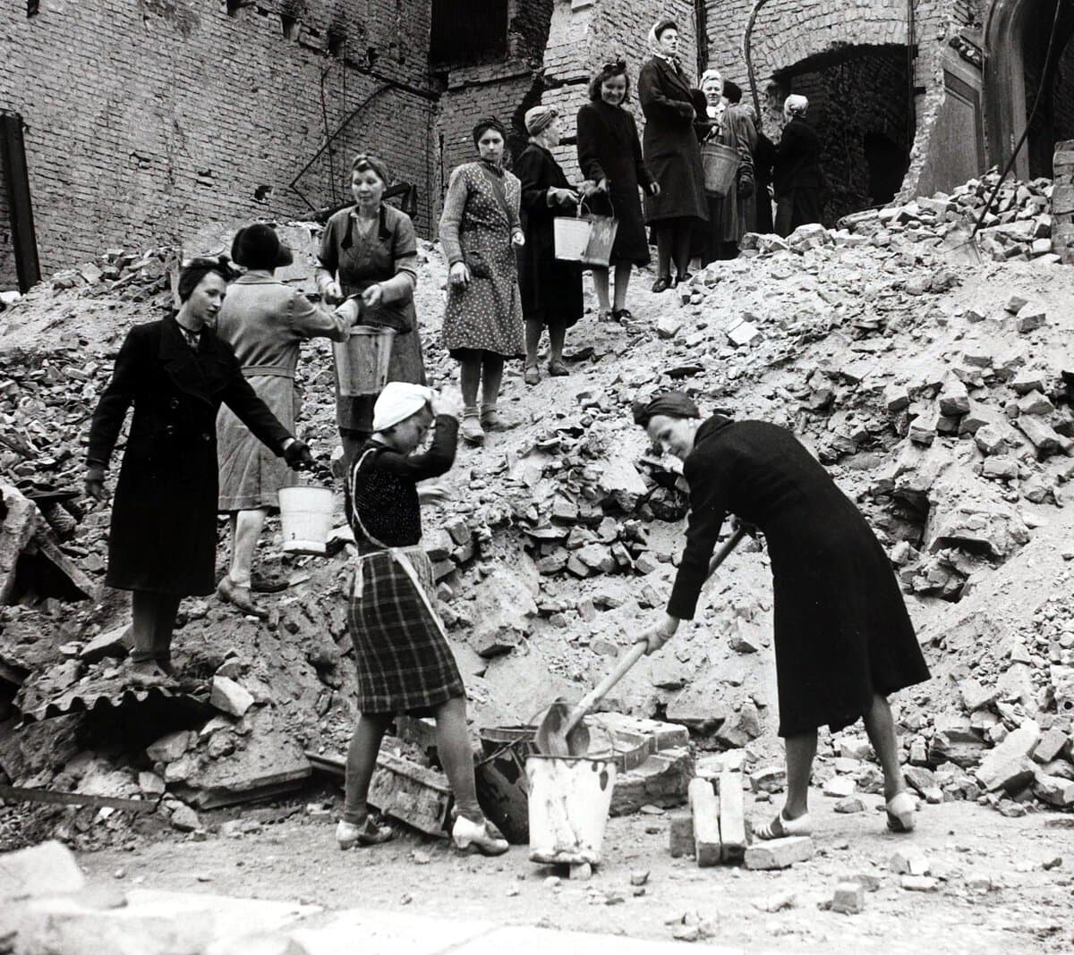 Puinvrouwen in Berlijn, 1945.