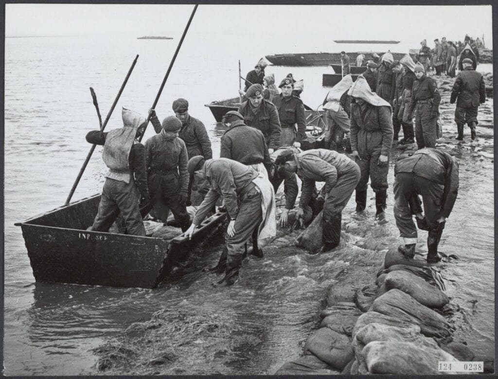 Tijdens de Watersnoodramp van 1953 maken militairen een nooddijk van zandzakken bij Rilland-Bath.