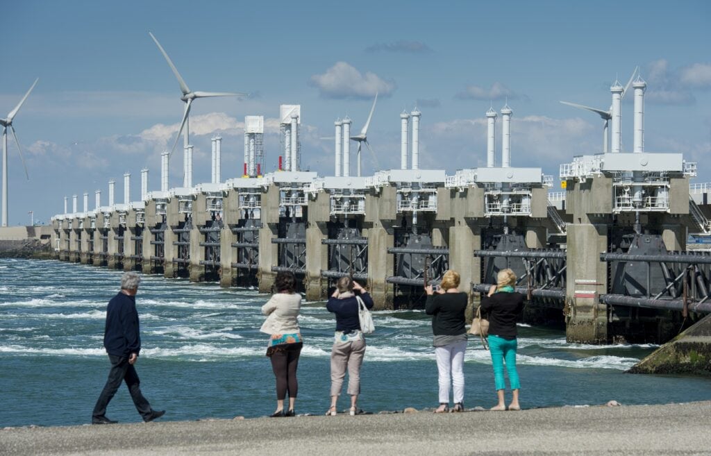 Toeristen fotograferen de Oosterscheldedam. Neeltje Jans, 24 mei 2014.