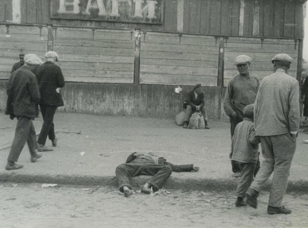 Verhongerde man op straat tijdens de Holodomor