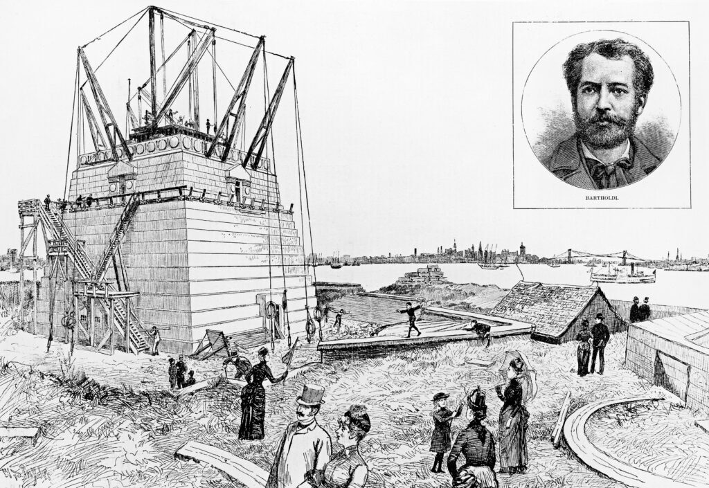 Het voetstuk in aanbouw op Bedloe’s Island, 1884. Rechts op de achtergrond de recent gebouwde Brooklyn Bridge.