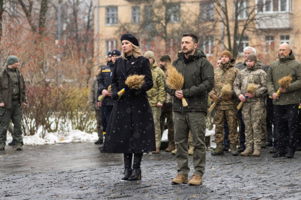 Volodymyr Zelensky en zijn vrouw Olena Zelenska bij de Holodomor-herdenking in Kyiv, 23 november 2024.