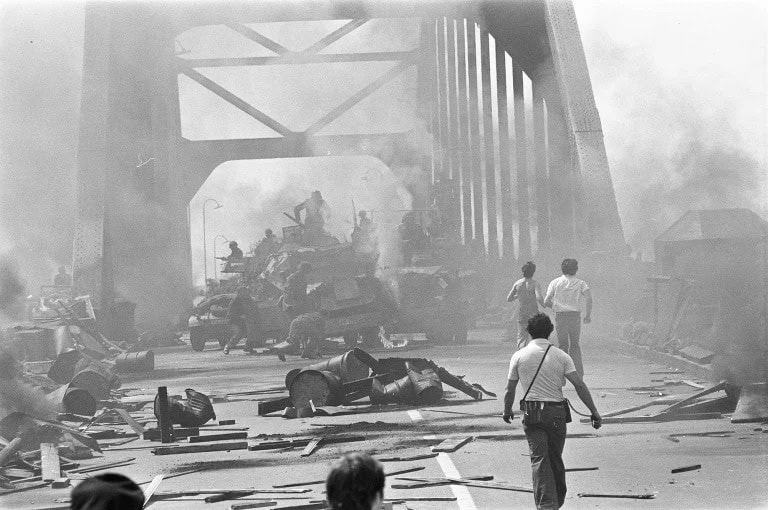 Soldaten steken de brug over tijdens de flmopnamen van A Bridge Too Far in Deventer.
